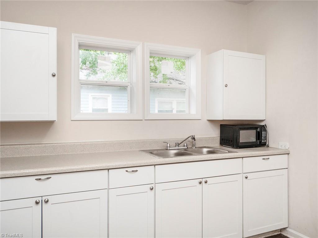 1009 Forrest Street High Point, NC 27262 - Photo 5 of 27 Kitchen with great counter space.