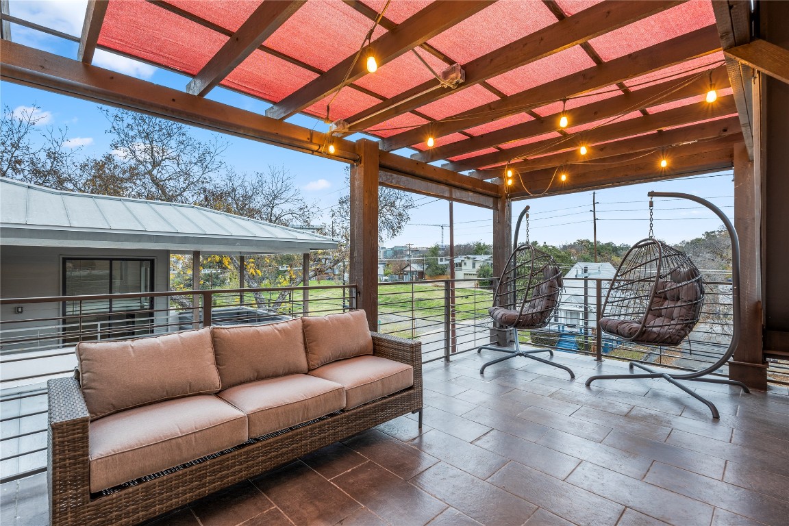 1105 East 12th Street Austin, TX 78702 - Photo 21 of 28 a balcony with furniture
