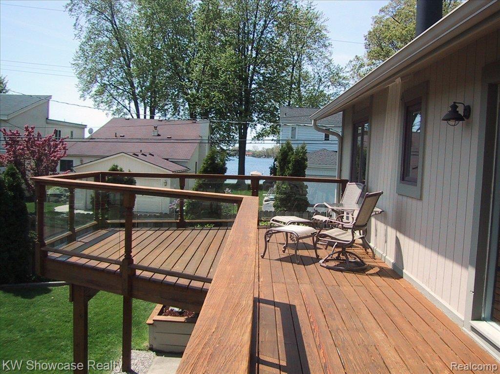 3995 Pitt Road Waterford, MI 48328 - Photo 4 of 16 ELEVATED DECK
