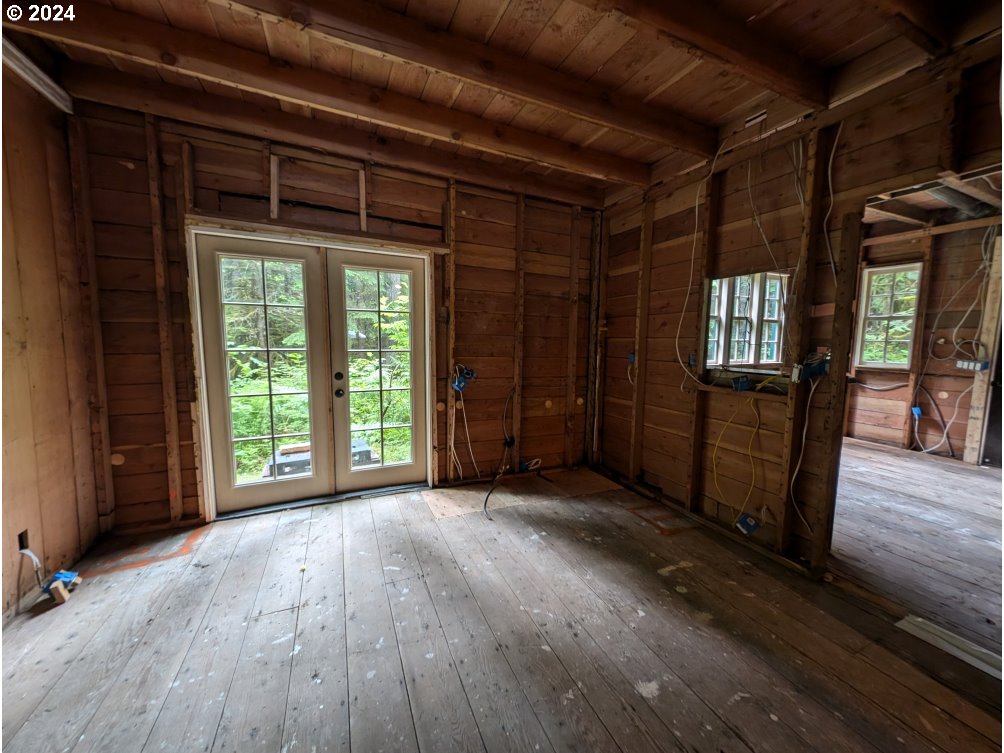 27602 Road 20 Rhododendron, OR 97049 - Photo 27 of 46 an empty room with wooden floor and windows