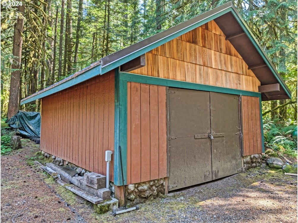 27602 Road 20 Rhododendron, OR 97049 - Photo 7 of 46 a backyard of a house