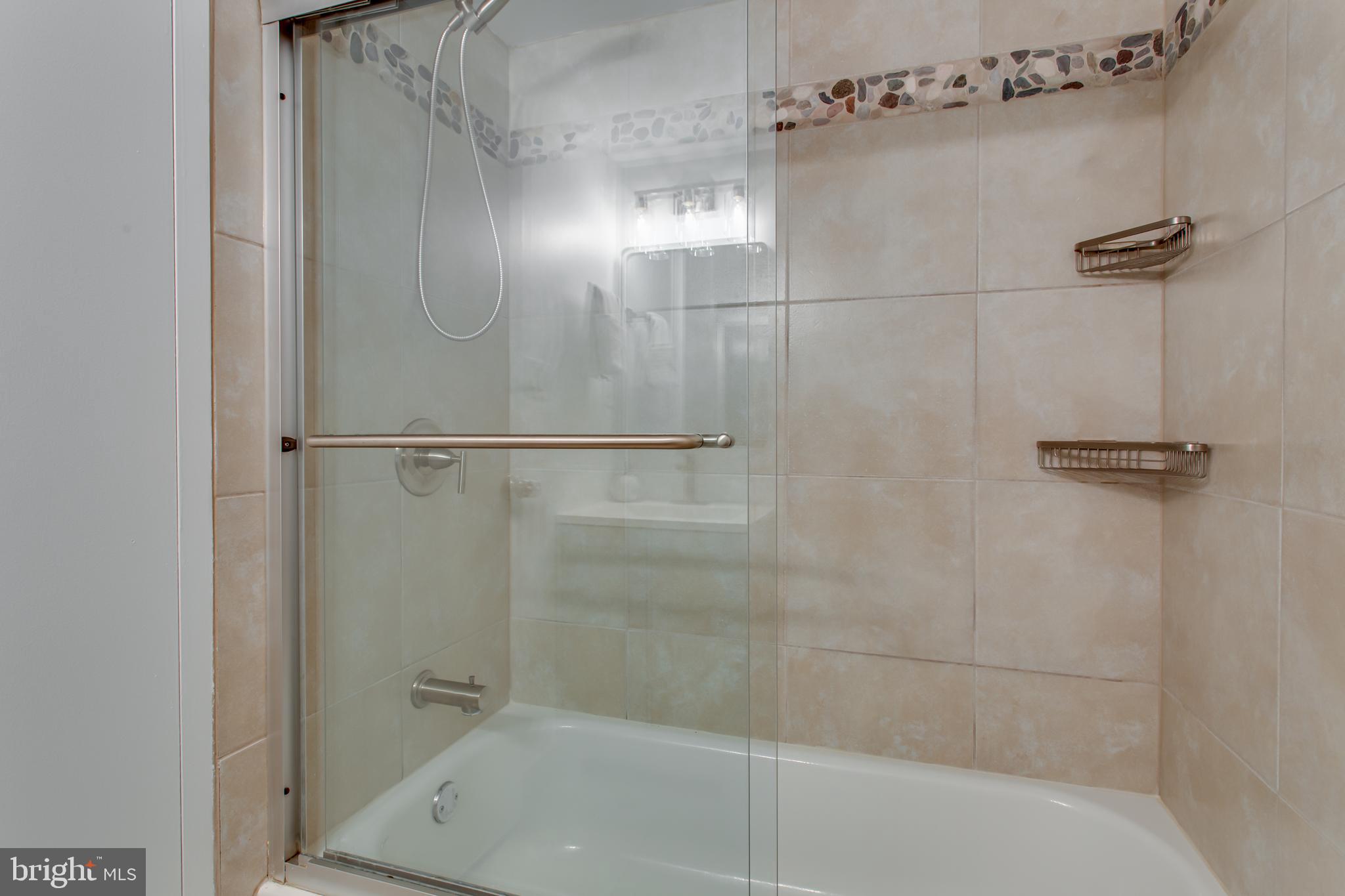 2206 Castle Rock Square, Unit 22C Reston, VA 20191 - Photo 24 of 35 hallway full bathroom