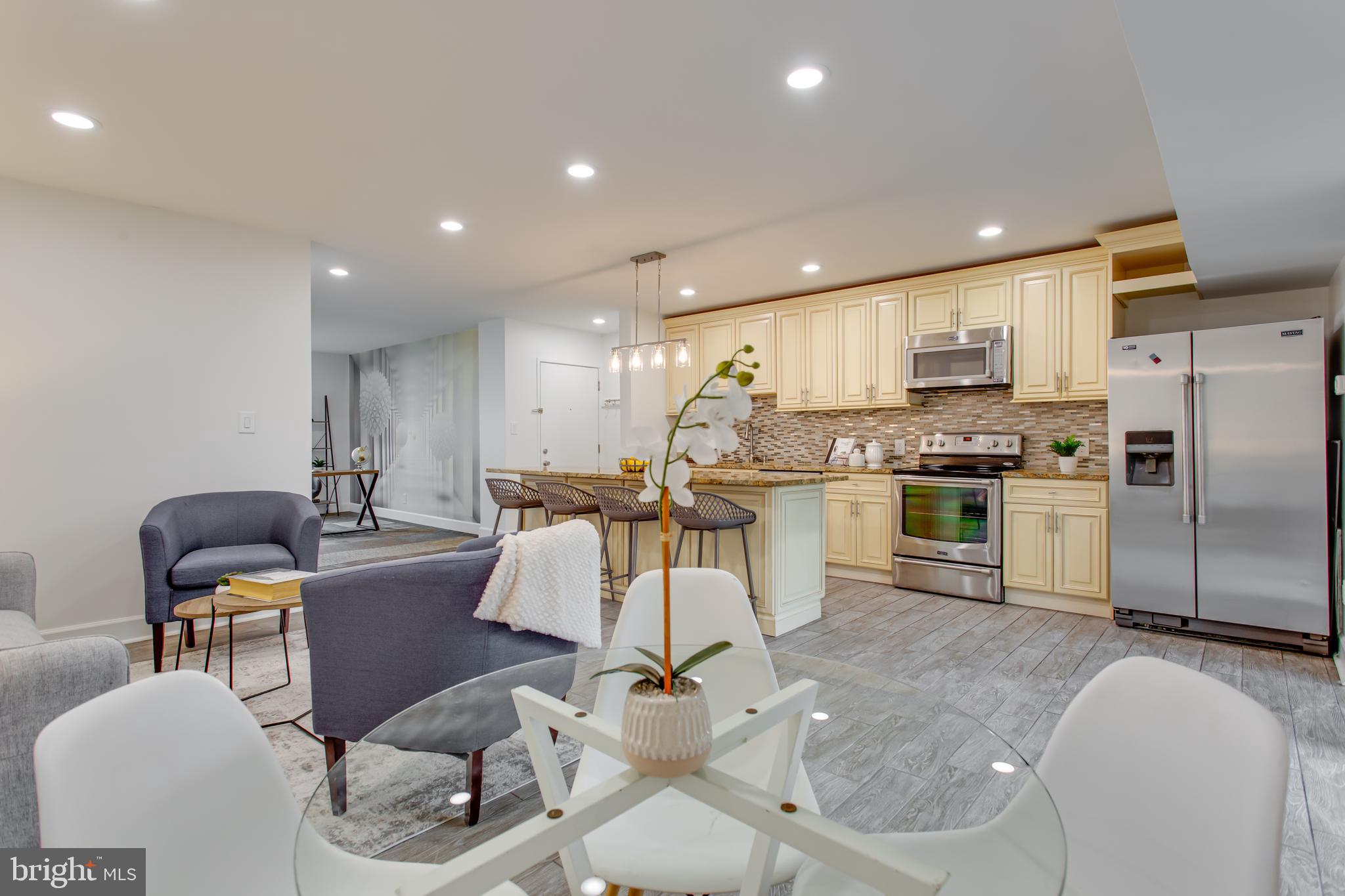 2206 Castle Rock Square, Unit 22C Reston, VA 20191 - Photo 7 of 35 Living room / dining room