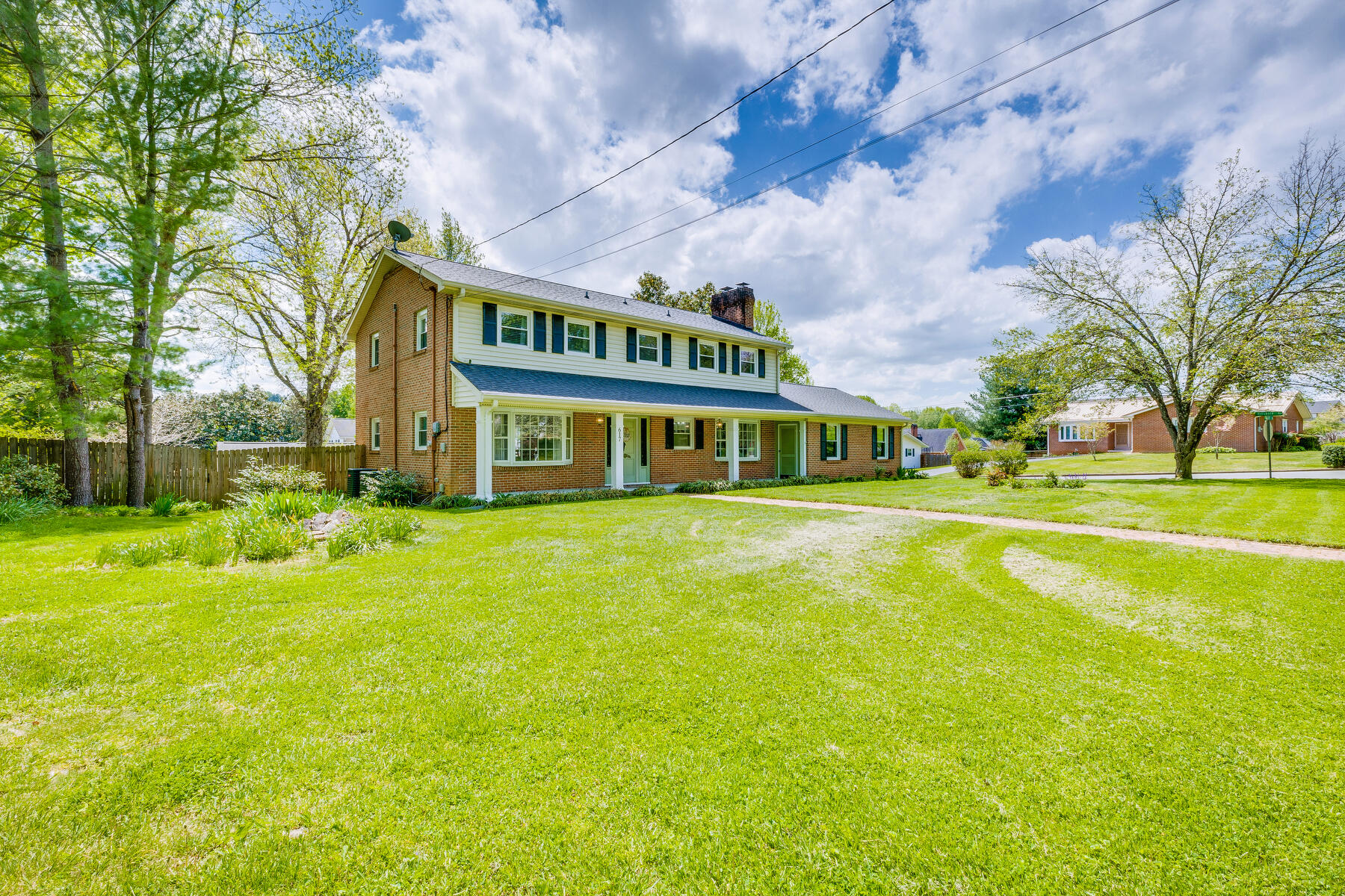 617 Hollyhill Road Johnson City, TN 37604 - Photo 4 of 55 003