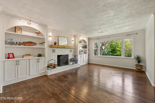 $399,900 | 4400 South Wahli Drive Northeast, Knoxville, TN 37918