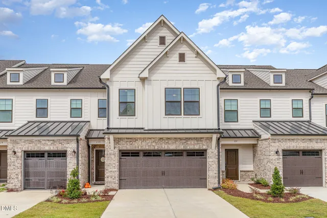 a picture of a wall with white wall