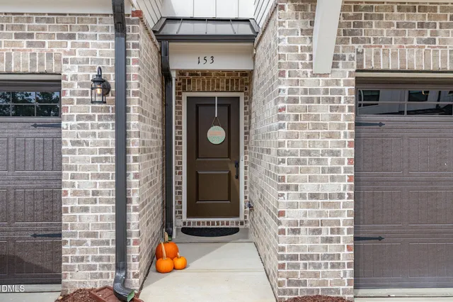 a view of a yard in front of house