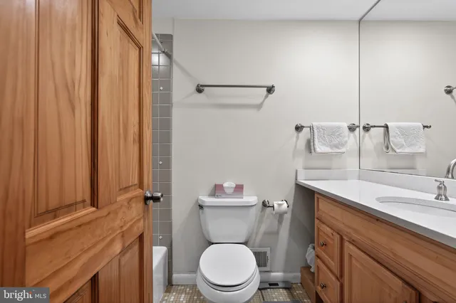 $420,000 | 8 South Close, Moorestown, NJ 08057