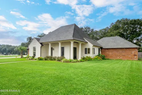 $550,000 | 117 Hundred Oaks Drive, Youngsville, LA 70592