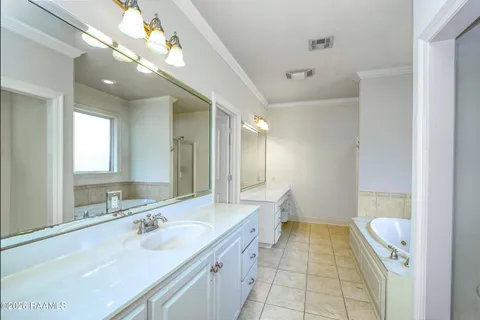 $550,000 | 117 Hundred Oaks Drive, Youngsville, LA 70592