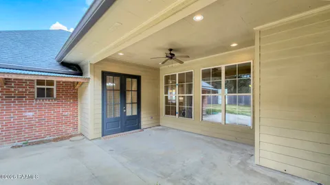 $550,000 | 117 Hundred Oaks Drive, Youngsville, LA 70592