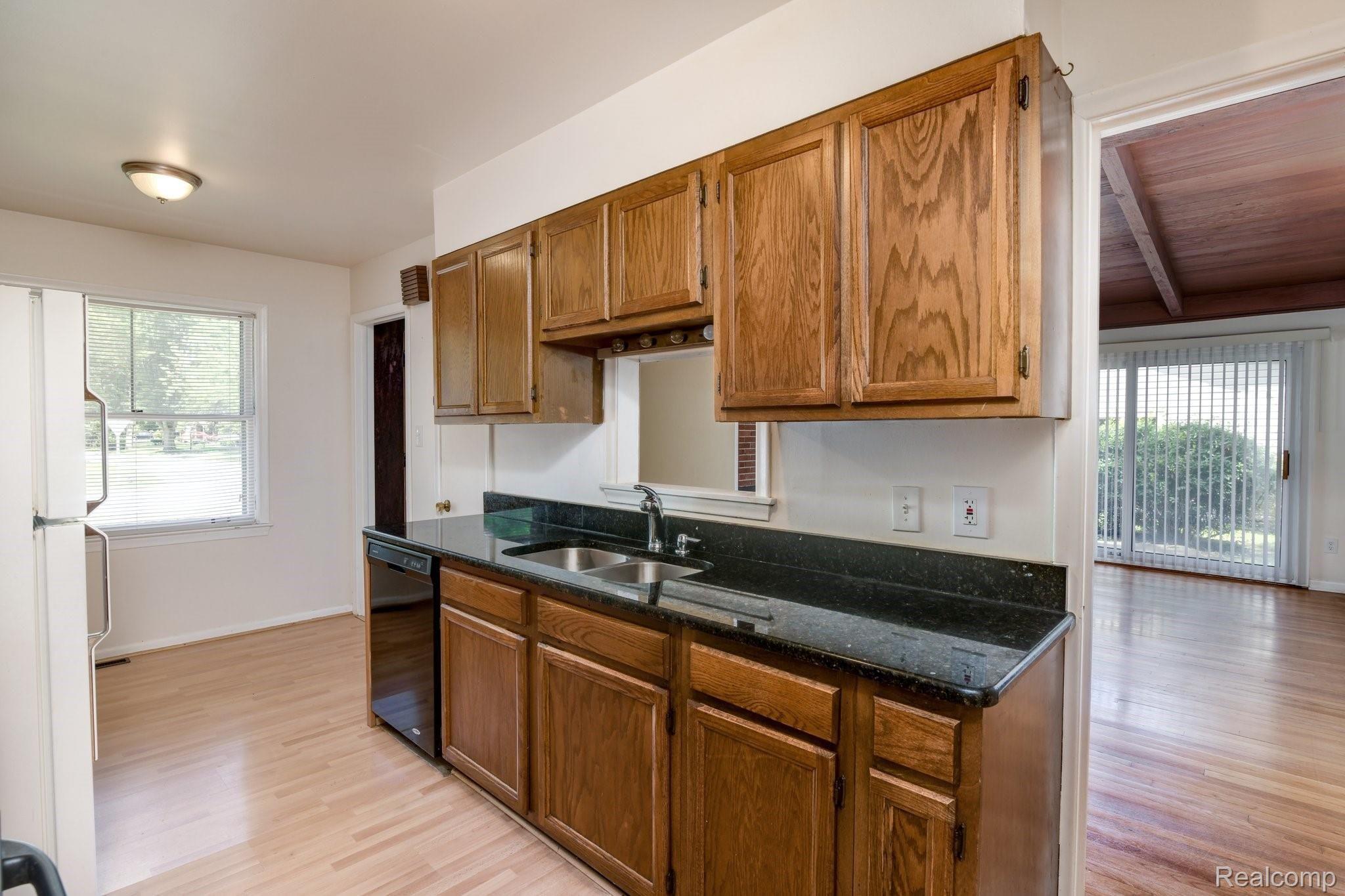 29146 Rambling Road Southfield, MI 48076 - Photo 9 of 30 29146+Rambling+Rd+Southfield-14-web.jpg