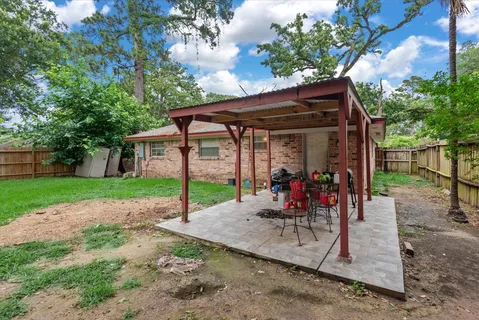a view of a house with backyard and porch
