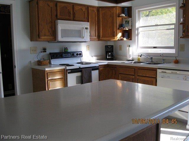5701 King Road Howell, MI 48843 - Photo 5 of 20 Kitchen w/Breakfast Bar