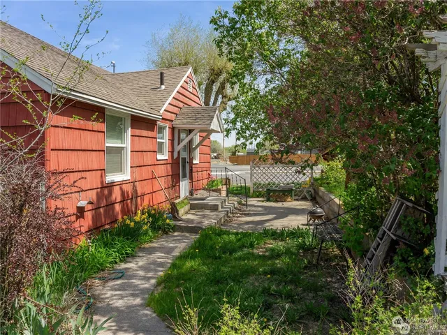 $179,000 | 323 Buttercup Street South, Soap Lake, WA 98851