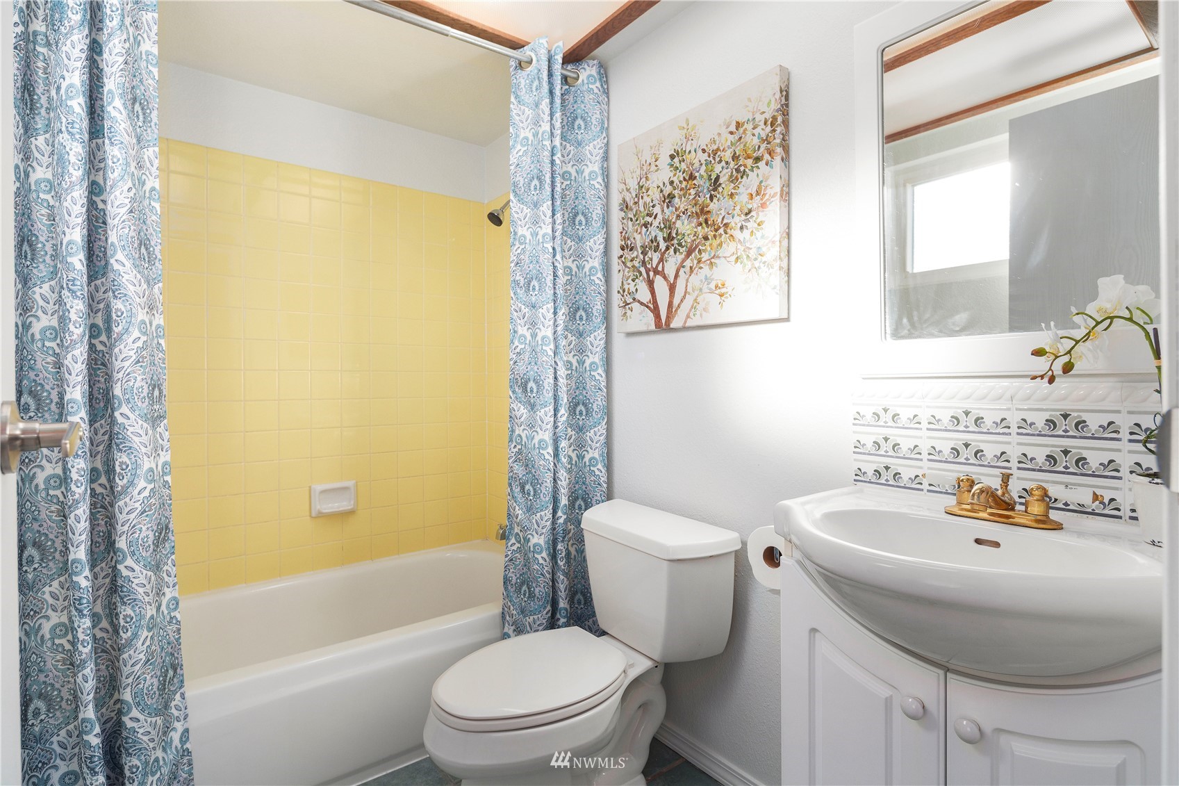 4800 South Frontenac Street Seattle, WA 98118 - Photo 17 of 40 a bathroom with a sink toilet and shower