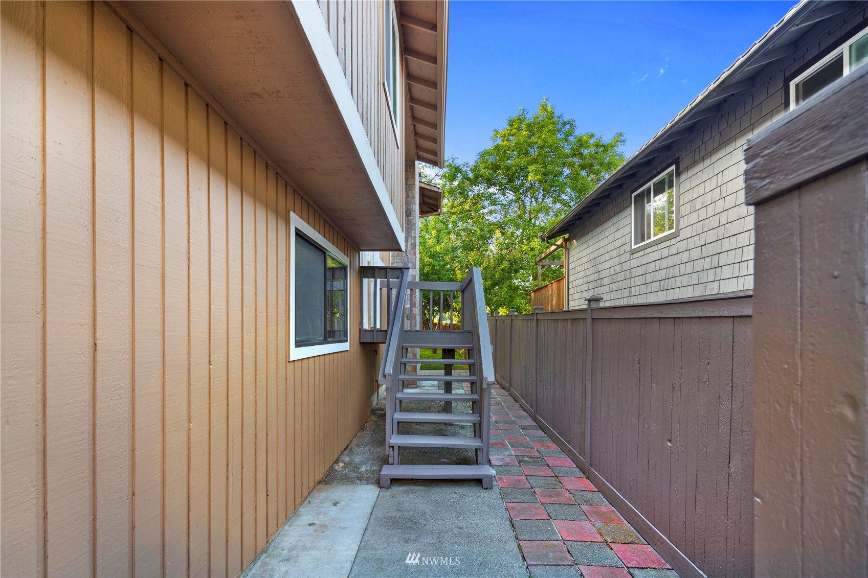4800 South Frontenac Street Seattle, WA 98118 - Photo 3 of 40 a porch with seating space