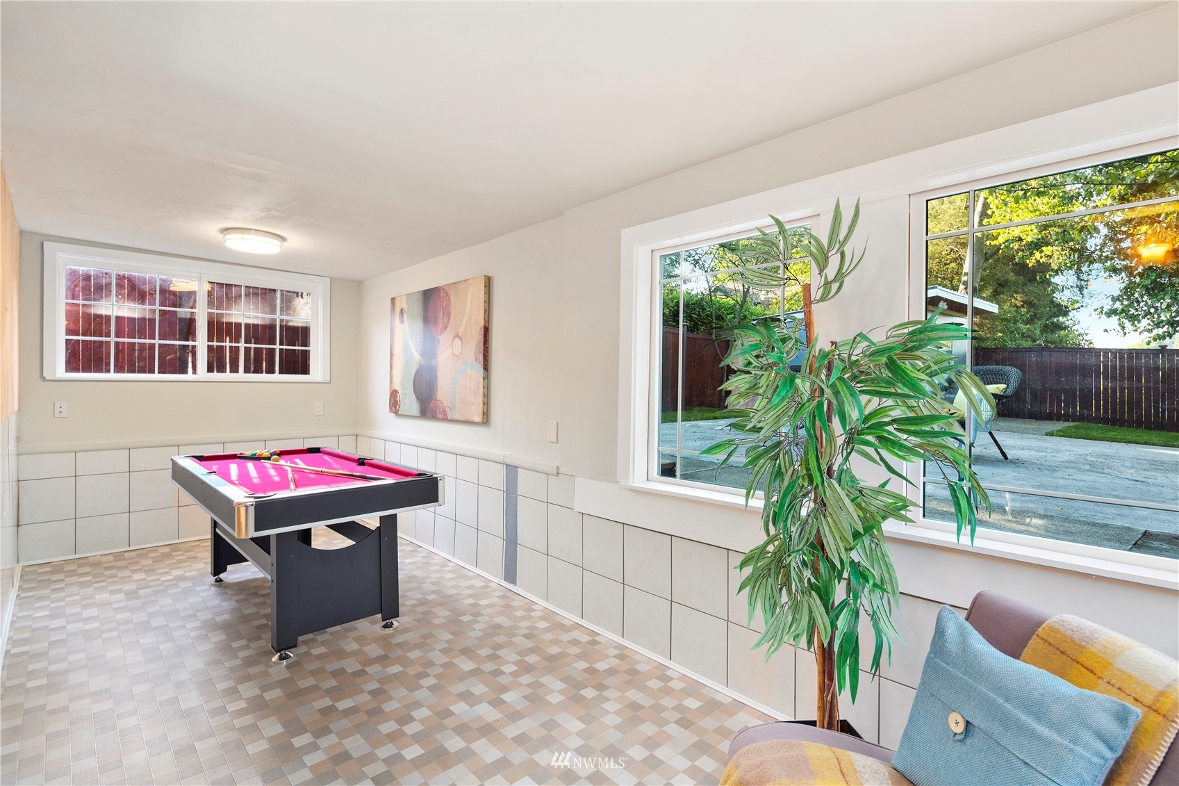 4800 South Frontenac Street Seattle, WA 98118 - Photo 34 of 40 a room with furniture and a potted plant