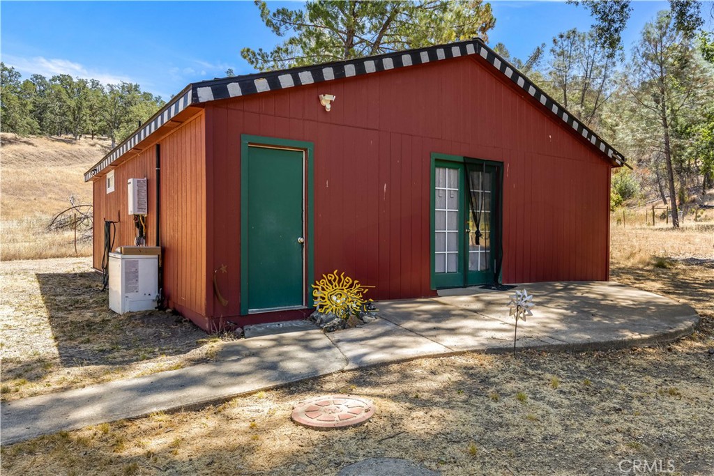 2225 Ladder Ridge Road Upper Lake, CA 95485 - Photo 5 of 58 a front view of a house