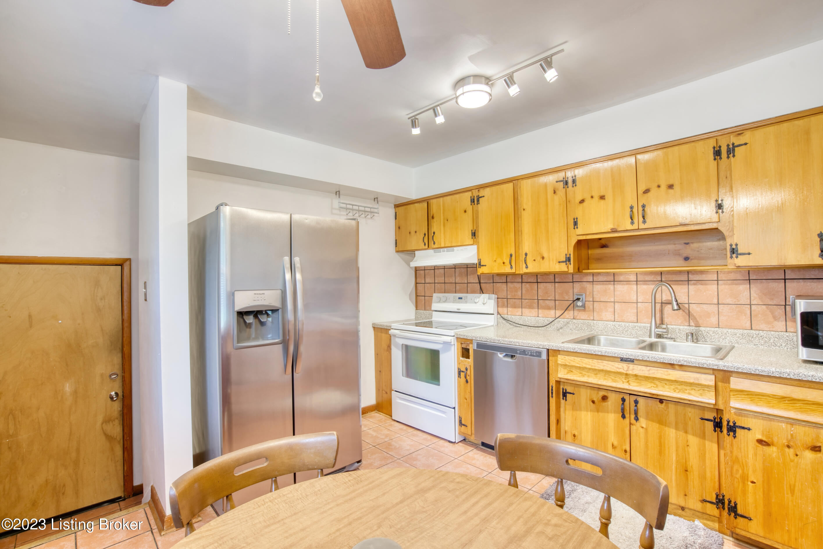 4801 Clarmar Road Louisville, KY 40299 - Photo 18 of 47 FIT PIX 3570-1890 5100-2700__DSC2492-DeN