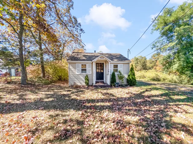 $1,800 | 944 Totoket Road, North Branford, CT 06472
