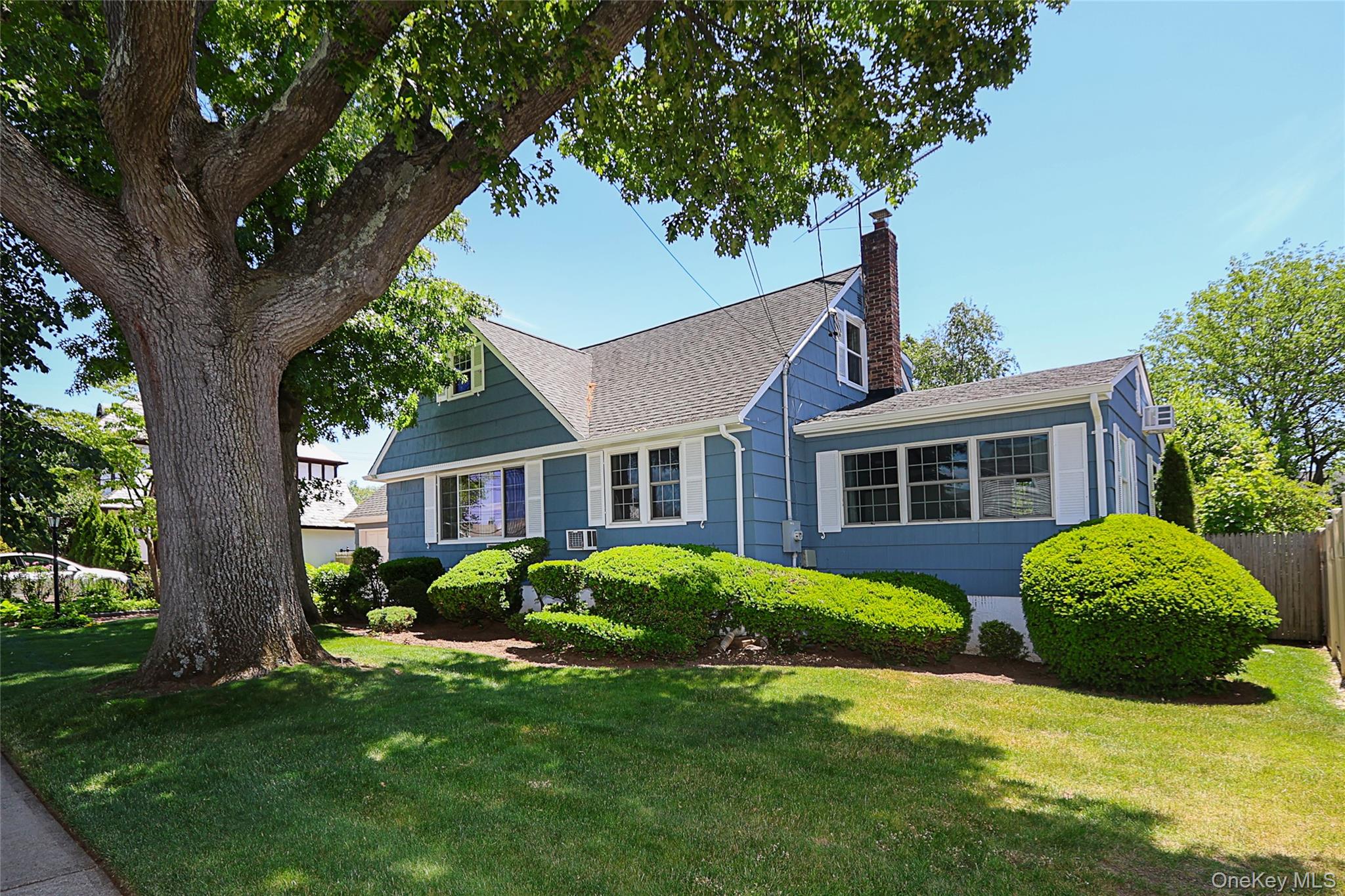 15 Hemlock Street Merrick, NY 11566 - Photo 1 of 47