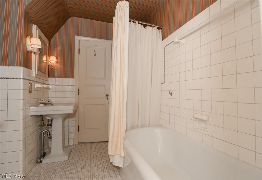 2244 Ridgewood Road Akron, OH 44313 - Photo 16 of 24