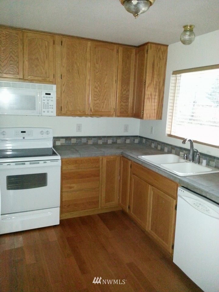 17237 Southeast 140th Street Renton, WA 98059 - Photo 8 of 24