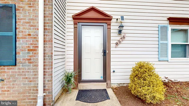 a view of entryway of a house