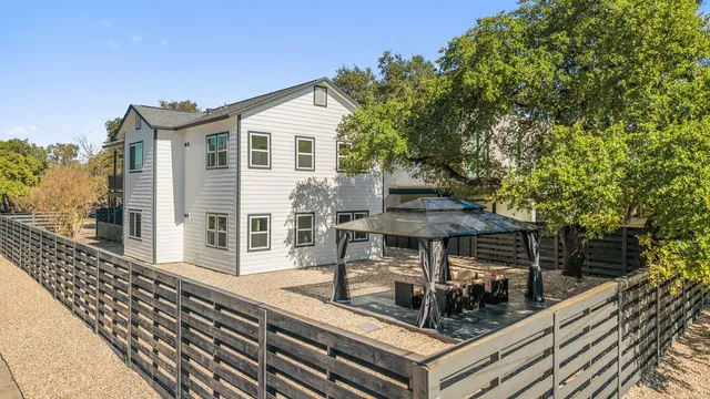 $3,700 | 814 West Mary Street, Unit B, Austin, TX 78704