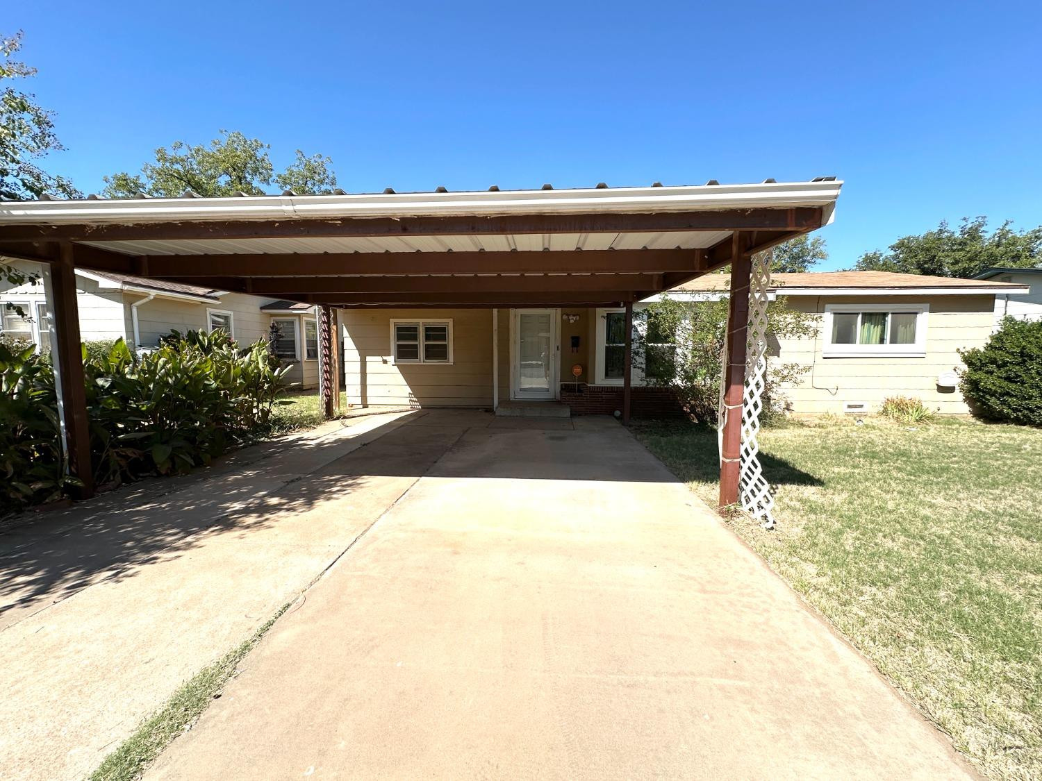 a view of entryway with a outdoor space