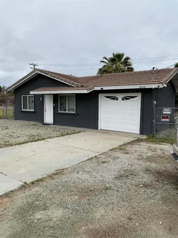 $1,995 | 16510 Lakeshore Drive, Lake Elsinore, CA 92530