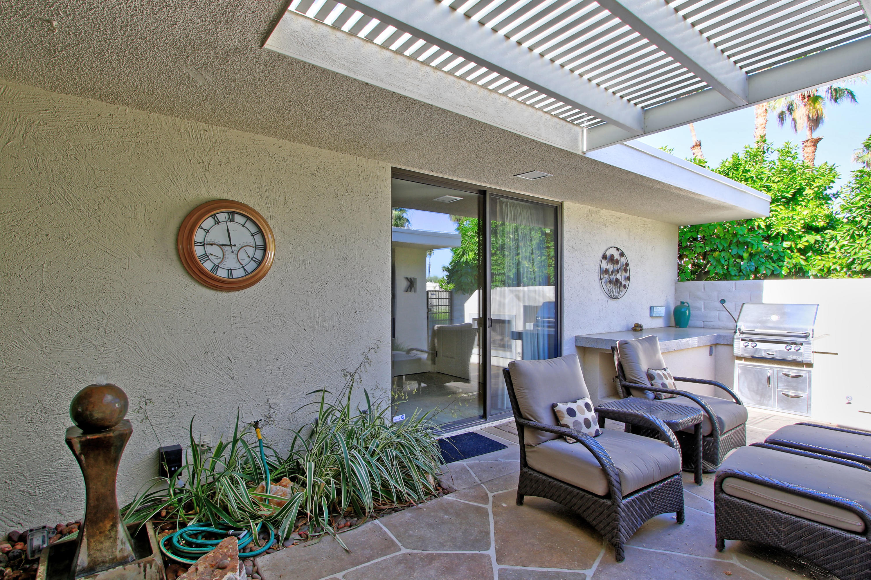 45760 Pawnee Road Indian Wells, CA 92210 - Photo 40 of 56 a view of a patio with table and chairs
