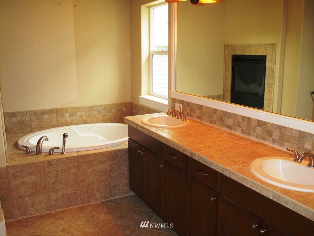 1409 Elma Place Northeast Renton, WA 98059 - Photo 8 of 12 Gallery Image 8