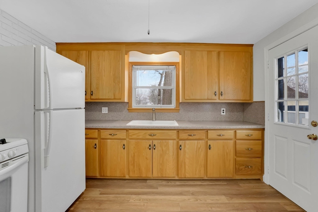 33 Drexel Street Springfield, MA 01104 - Photo 4 of 35 Gallery Image 4