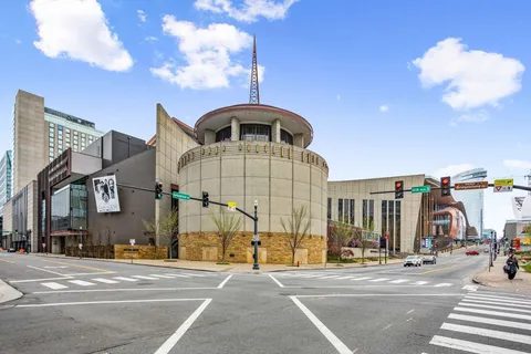 $875,000 | 301 Demonbreun Street, Unit 920, Nashville, TN 37201