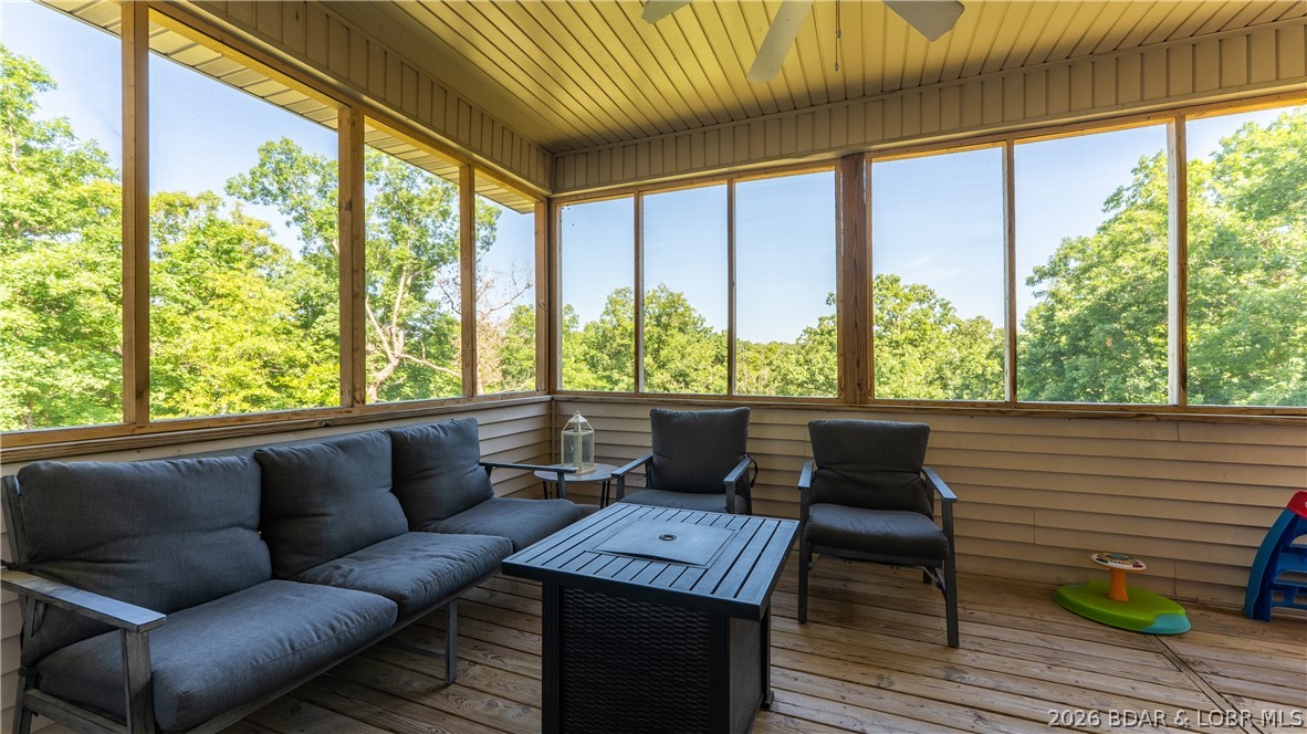 21 Winston Lane Kaiser, MO 65047 - Photo 6 of 45 arge covered and screened porch is perfect for
en