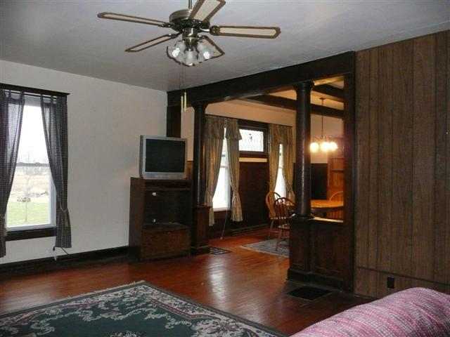 2959 West Red Oak Road Freeport, IL 61032 - Photo 3 of 9 a living room with furniture and a window
