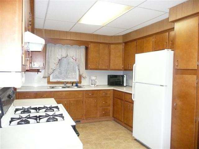 2959 West Red Oak Road Freeport, IL 61032 - Photo 4 of 9 a kitchen with a refrigerator and a sink