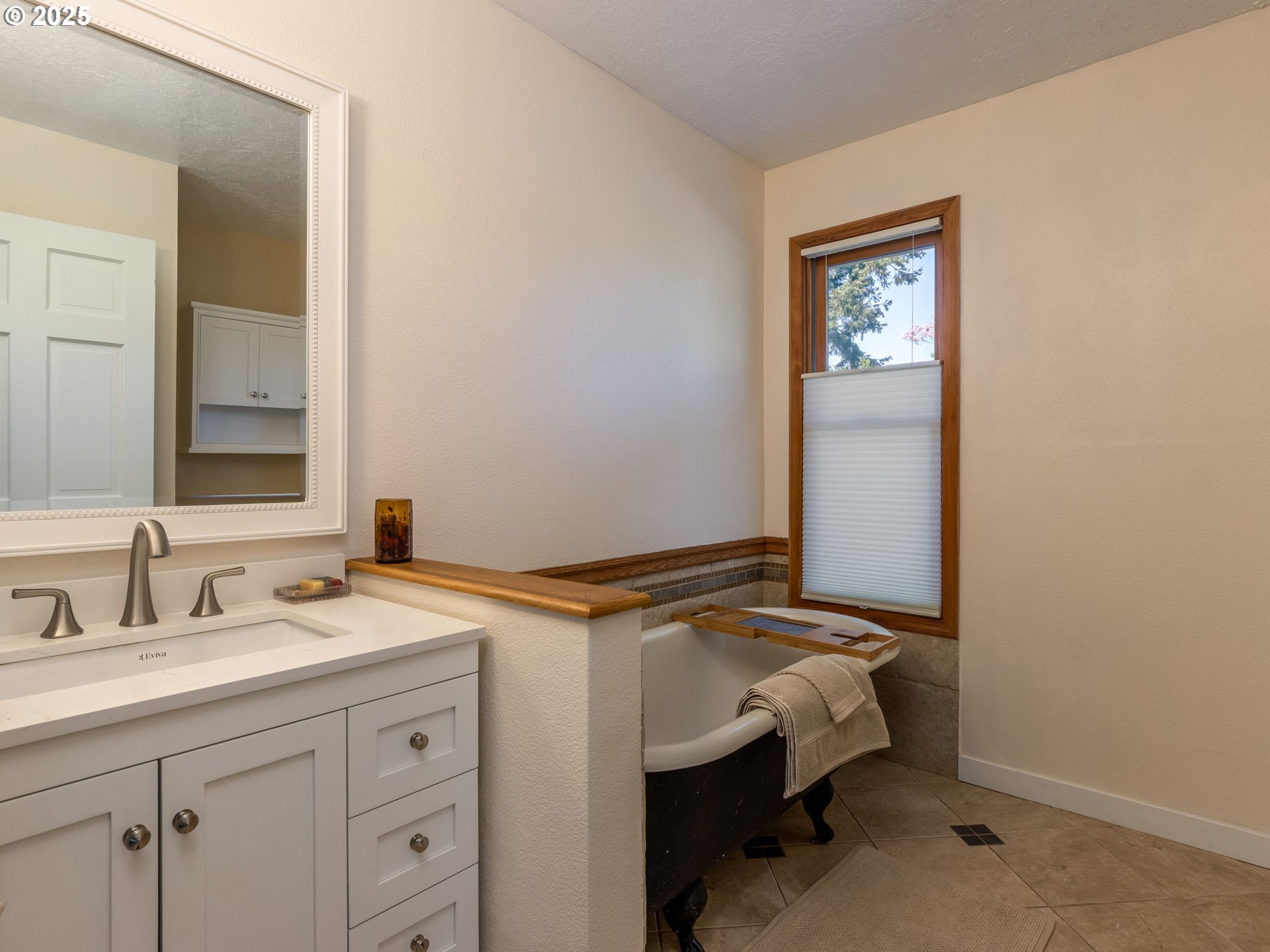 12720 South Carus Road Oregon City, OR 97045 - Photo 21 of 41 a bathroom with a sink and a mirror