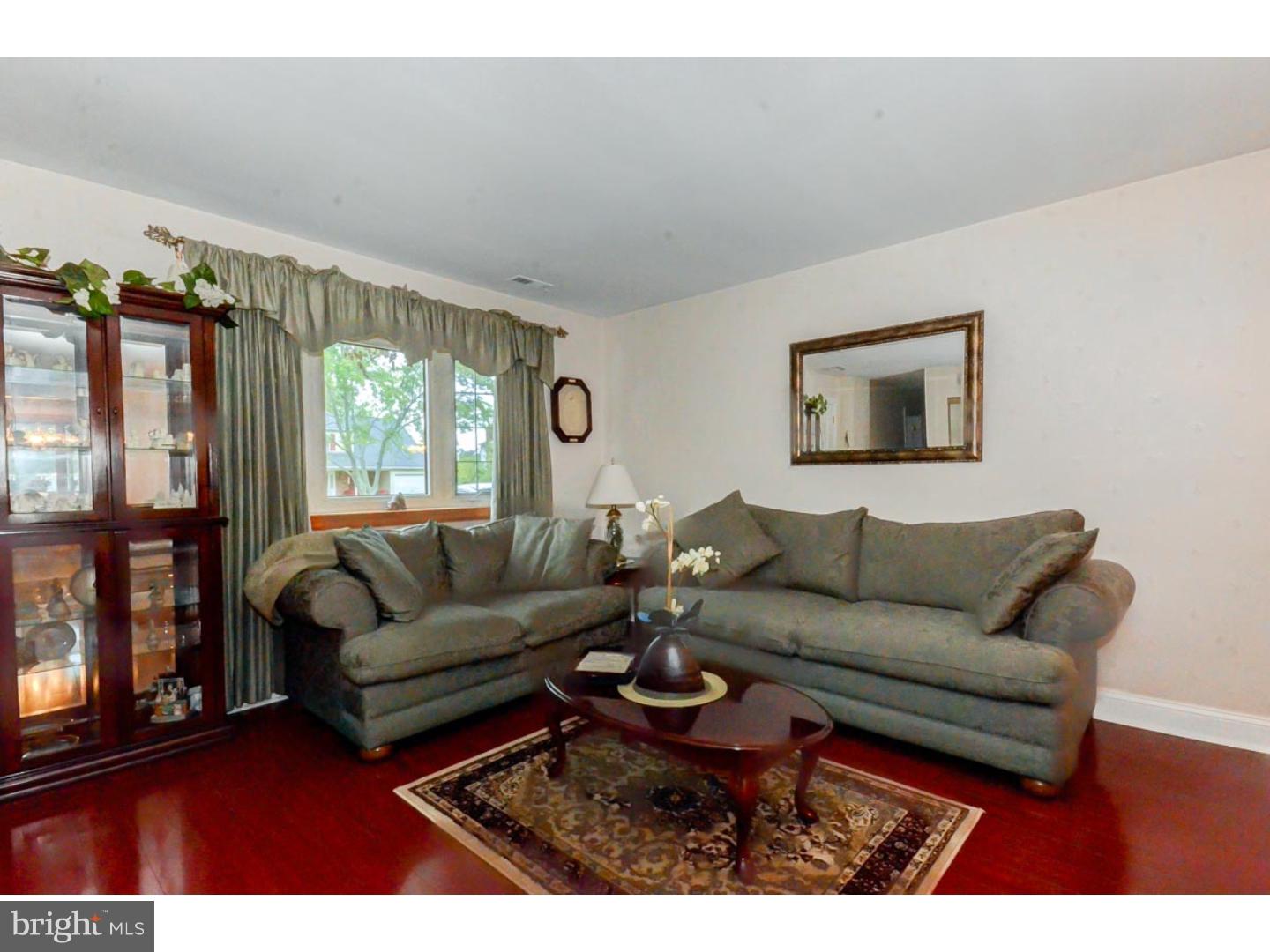 11 Hartford Road Sewell, NJ 08080 - Photo 3 of 18 Living Room