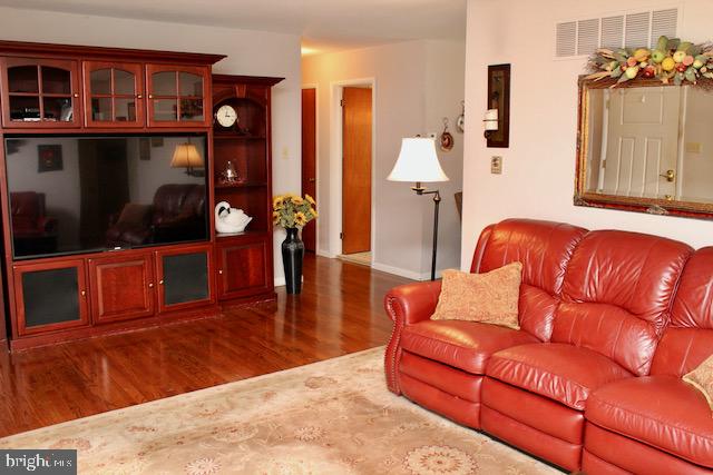 136 Keystone Road Quakertown, PA 18951 - Photo 9 of 18 Living Room