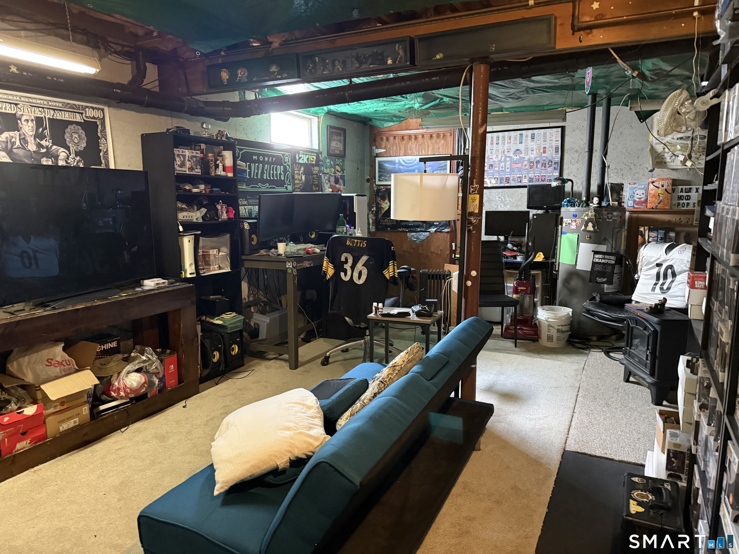90 Summer Street New London, CT 06320 - Photo 10 of 10 a room with musical instruments