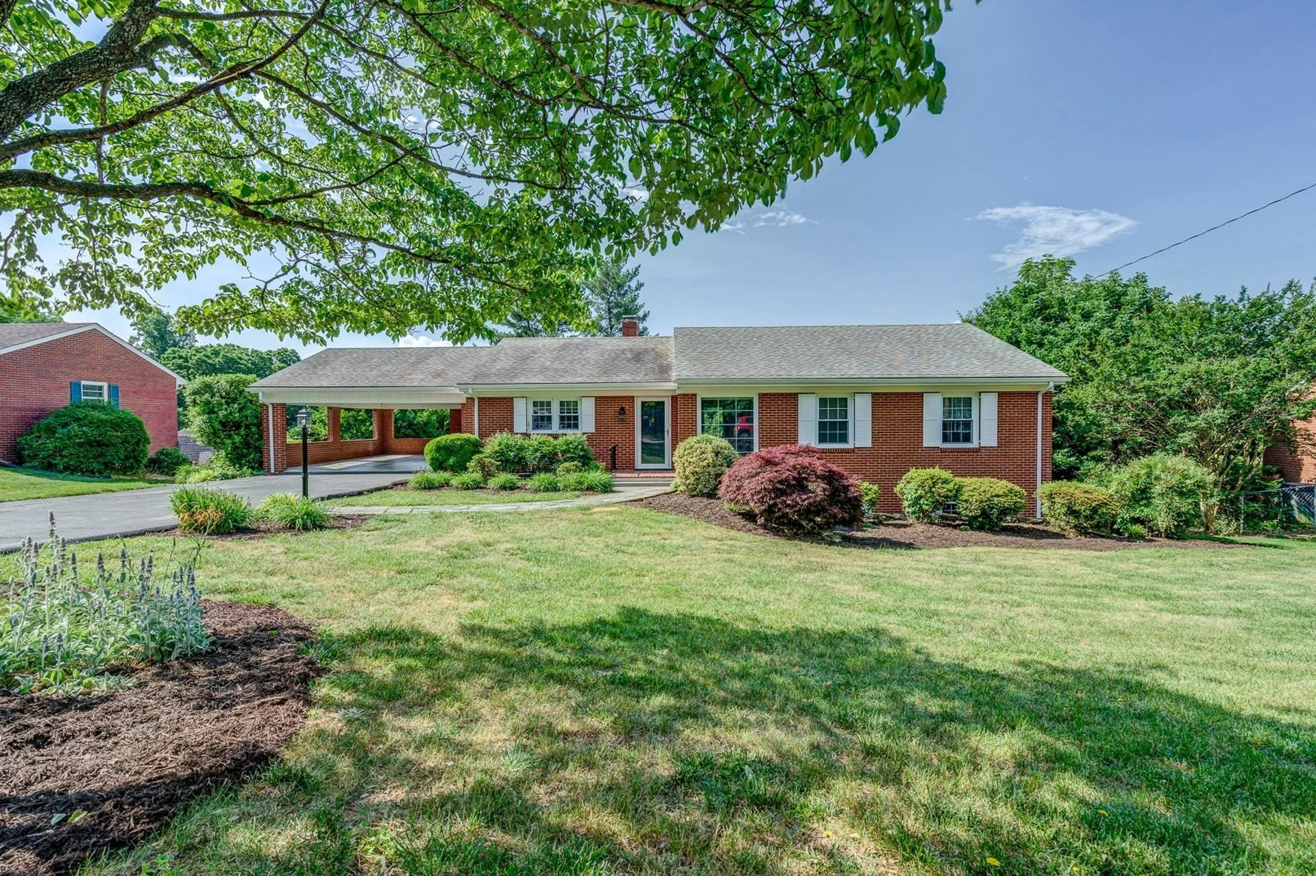 3844 Darlington Road Southwest Roanoke, VA 24018 - Photo 2 of 37 002-314168-3844 Darlington Road Southwes