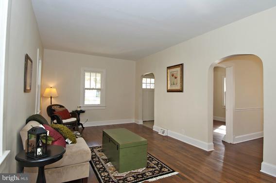 9406 North Laurel Road Laurel, MD 20723 - Photo 4 of 23 Living Room