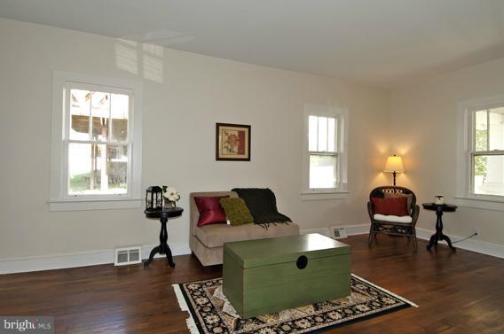 9406 North Laurel Road Laurel, MD 20723 - Photo 5 of 23 Living Room