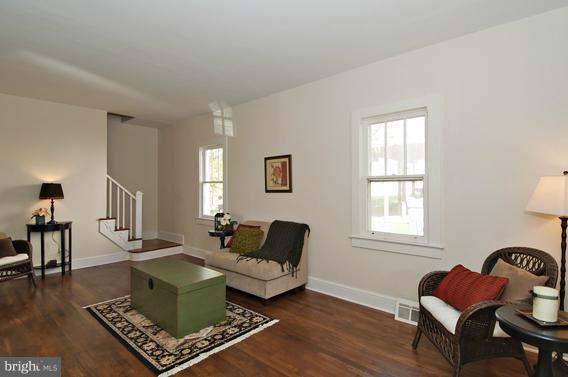 9406 North Laurel Road Laurel, MD 20723 - Photo 6 of 23 Living Room