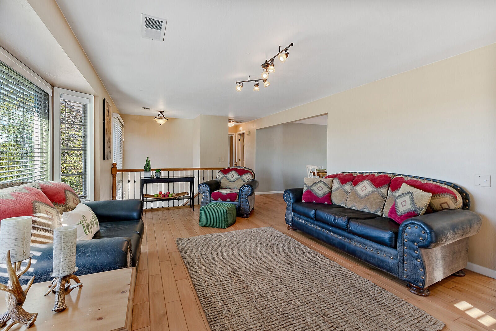 1477 Worthington Road Eagle Point, OR 97524 - Photo 10 of 65 11-Living Room