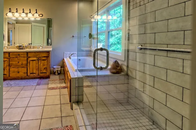 a en suite bathroom with a double vanity sink and a mirror