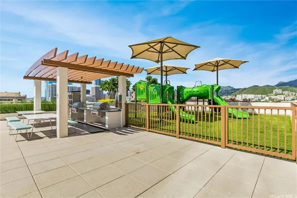 a view of a backyard